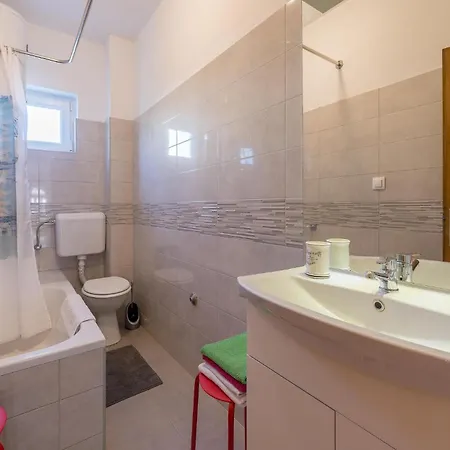 Nice Apartment In Stara Vas With Wifi *